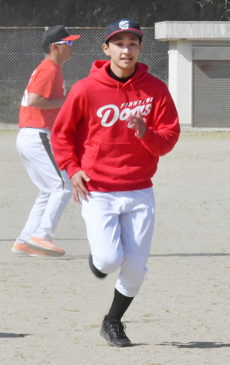 高知FDの練習に参加している二口卓矢さん。「憧れの日本でプロ野球選手を目指す」と意気込む(写真はいずれも越知町民総合運動場)