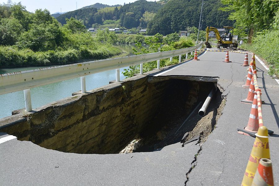 陥没した県道片岡庄田線(佐川町庄田)