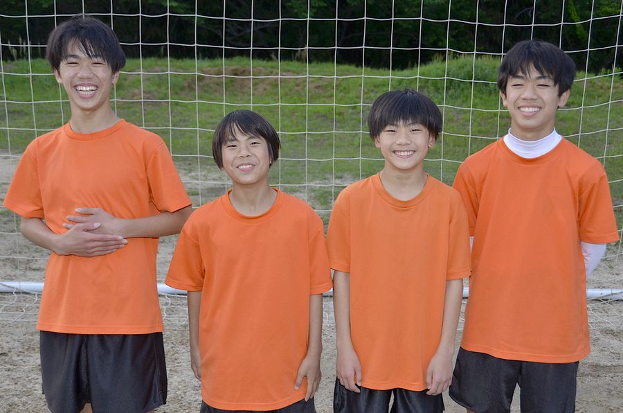 1歳違いの双子2組でサッカー部に所属する浜口兄弟。(左から)碧月さん、新さん、嵐さん、碧己さん。笑顔はみんなそっくりだ =黒潮町の大方中学校