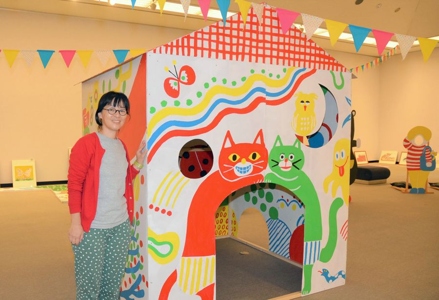会場中央に設置された小屋は柴田さんの手作り(写真はいずれも香美市立美術館)