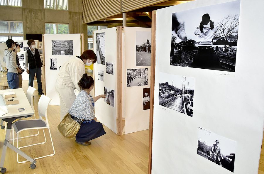 日高村の古い写真を並べた展示(同村役場)