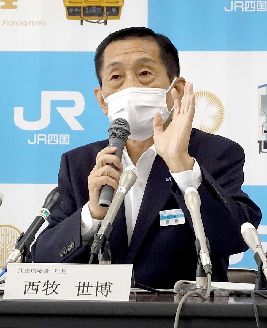 来春の運賃値上げ方針を説明する西牧世博社長(高松市のJR四国本社)