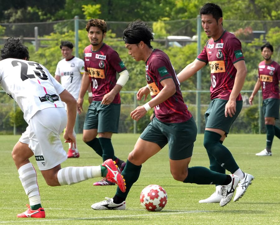 8日の天皇杯県予選決勝で途中出場して流れを変えた高知U金井=中央。三重戦では前半から攻撃的なサッカーを見せたい(春野球技場)