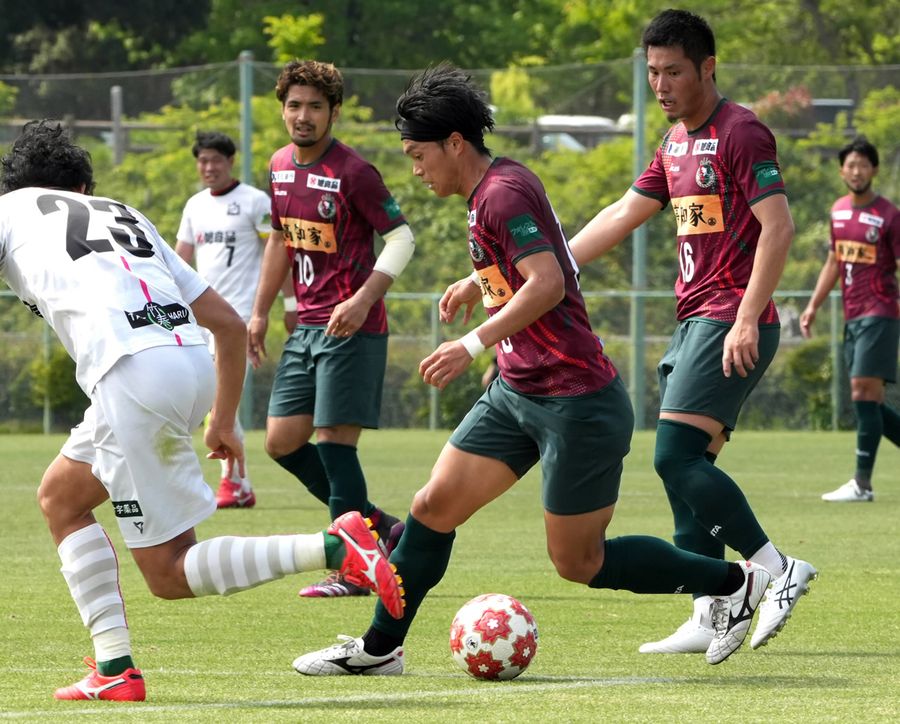 ８日の天皇杯県予選決勝で途中出場して流れを変えた高知Ｕ金井＝中央。三重戦では前半から攻撃的なサッカーを見せたい（春野球技場）