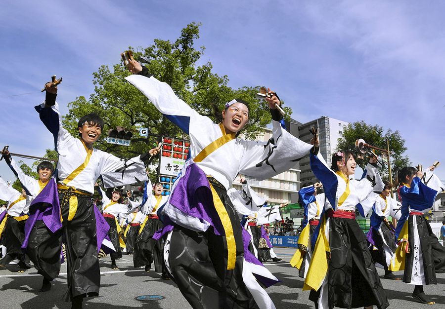 ２０１９年に開かれた第６６回よさこい祭り。３年ぶりに鳴子の音が響く熱い夏が帰ってくる（高知市の追手筋本部競演場）