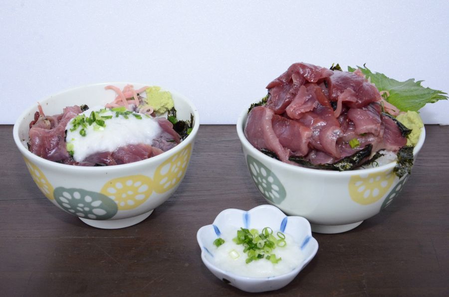 通常=左=の3倍のカツオが載った「豊漁!カツオどんぶり」