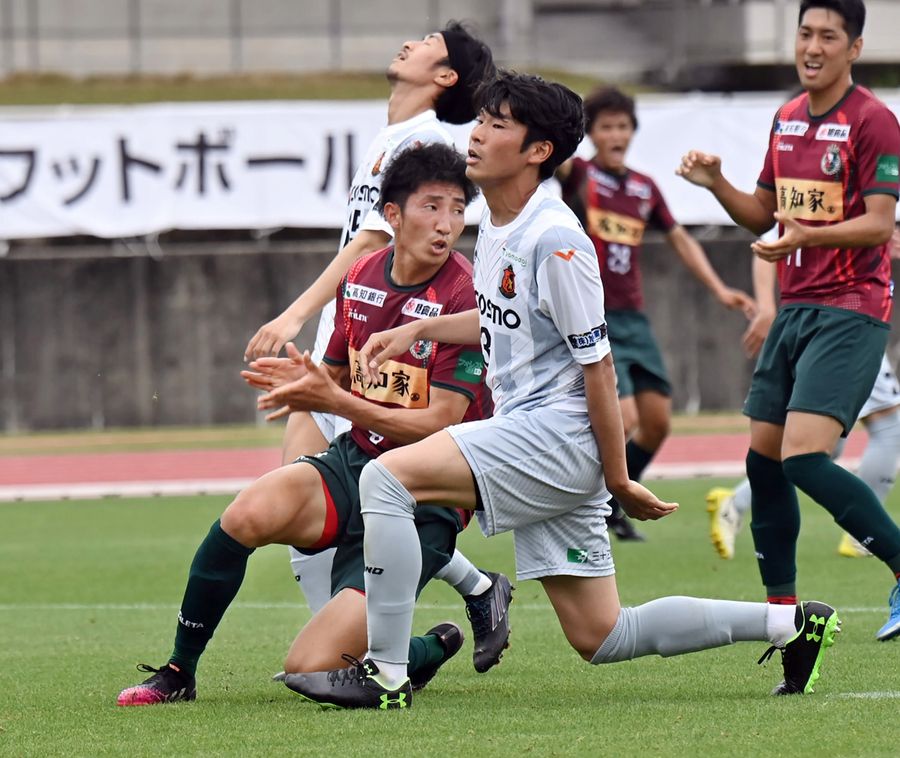 【高知ユナイテッドSC―ヴィアティン三重】後半37分、高知U赤星=手前から2人目=がボレーを決めて先制する(春野陸上競技場=佐藤邦昭撮影)