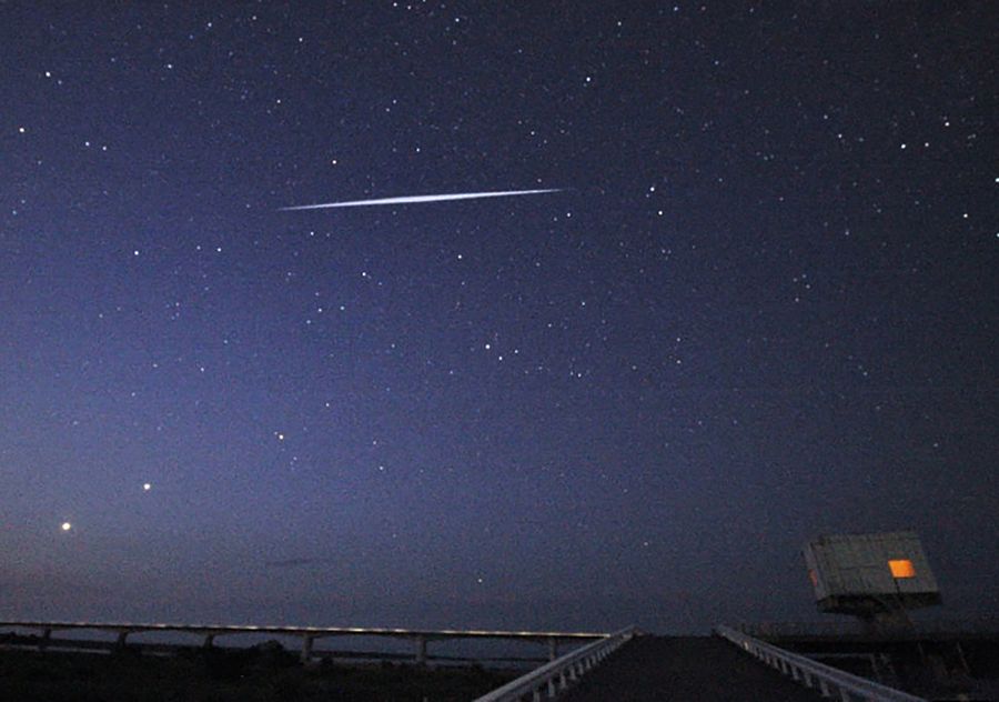 8日未明に空に浮かんでいたスターリンク衛星とみられる飛翔体(山脇章二さん提供)