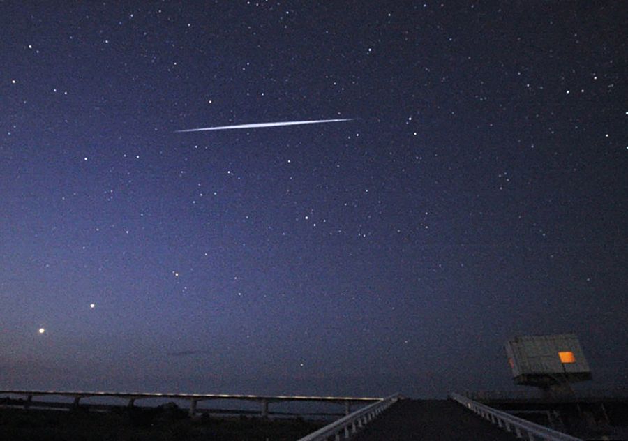 ８日未明に空に浮かんでいたスターリンク衛星とみられる飛翔体（山脇章二さん提供）