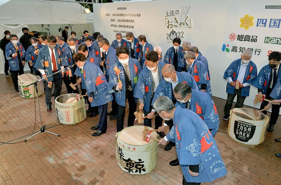 鏡開きをする関係者ら（高知市の中央公園＝反田浩昭撮影）