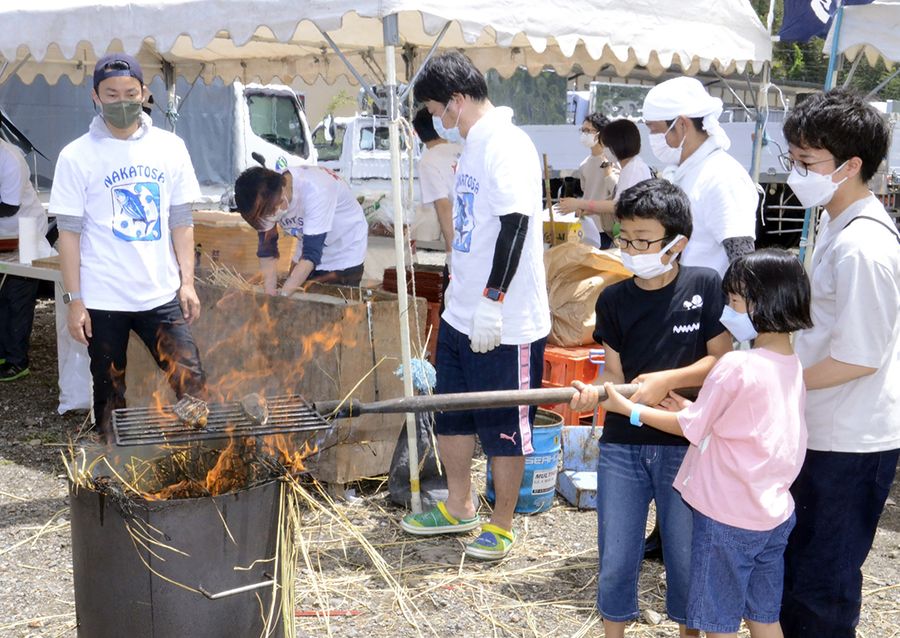 自分たちが食べるたたきを焼く参加者