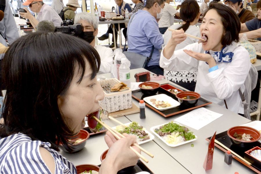 焼きたてのたたきなど旬のカツオを味わった「かつお祭」　（写真はいずれも中土佐町の久礼新港）