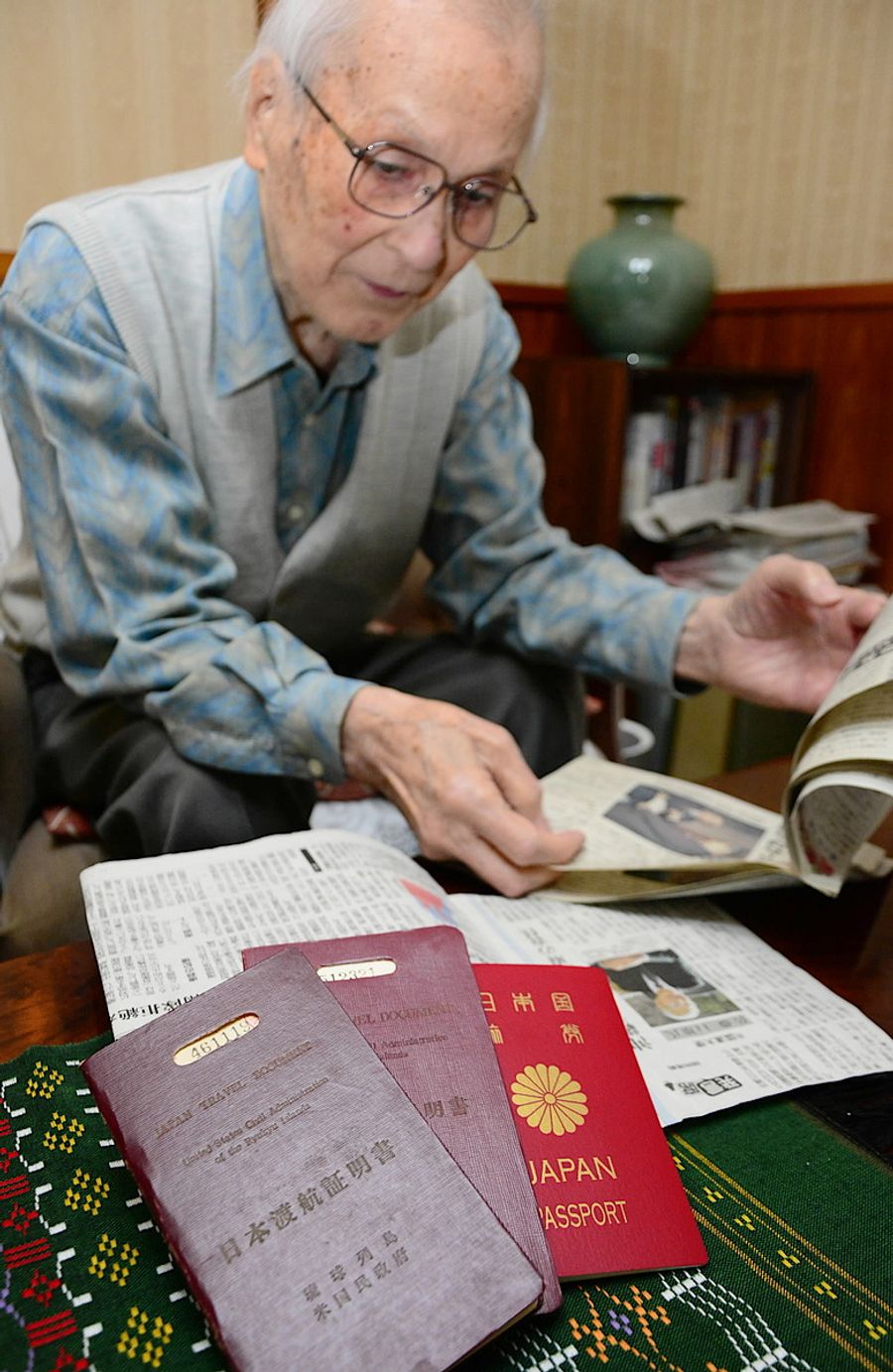 「基地問題の解決に、政府は真剣になるべきだ」と語る宇久真雄さん　（高知市中万々の自宅）