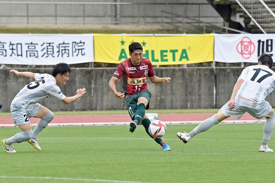 前節の三重戦に途中出場し、終了直前にポスト直撃のシュートを放ったMF田中=中央。過酷な3連戦を勝利で締めくくるにはサブメンバーの輝きが欠かせない(春野陸上競技場)