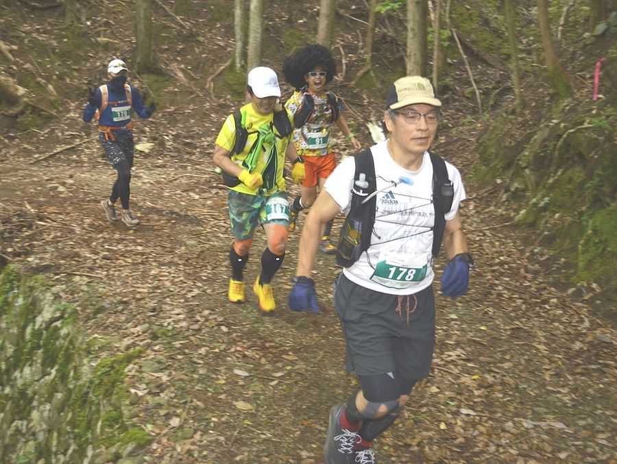 起伏に富んだ山道を駆け抜けるランナー(四万十町日野地)