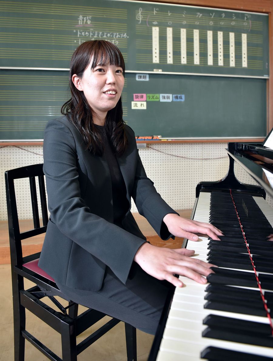 音楽室で授業に使う楽曲を弾く山下あゆみ教諭(高知市口細山の旭中学校)