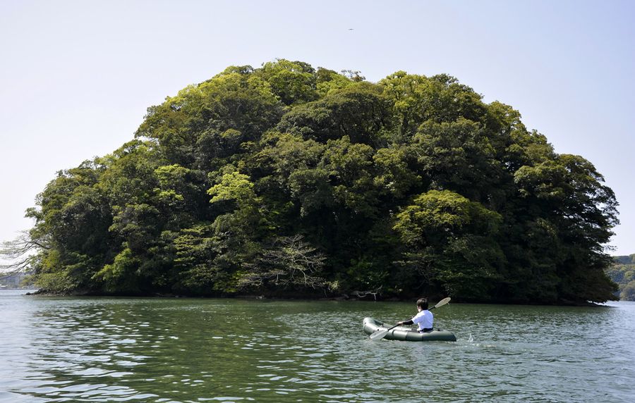 空気を入れてふくらます1人乗りカヤックで釣るユーチューバーNORAさん