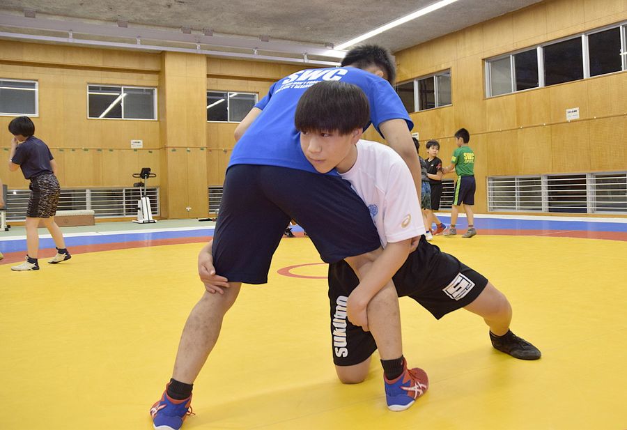 すくもレスリングクラブ出身者で初めて県体に出場する宿毛高1年の中村公紀さん=右。「楽しみたい」と練習を重ねる(宿毛市与市明の同校)