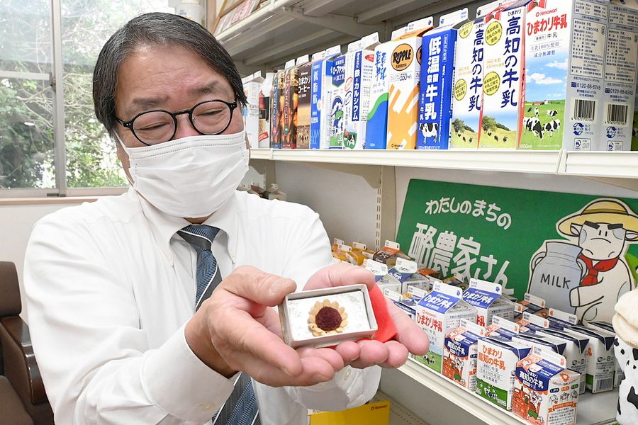 社名の由来となったブローチと吉沢文治郎社長(南国市物部)