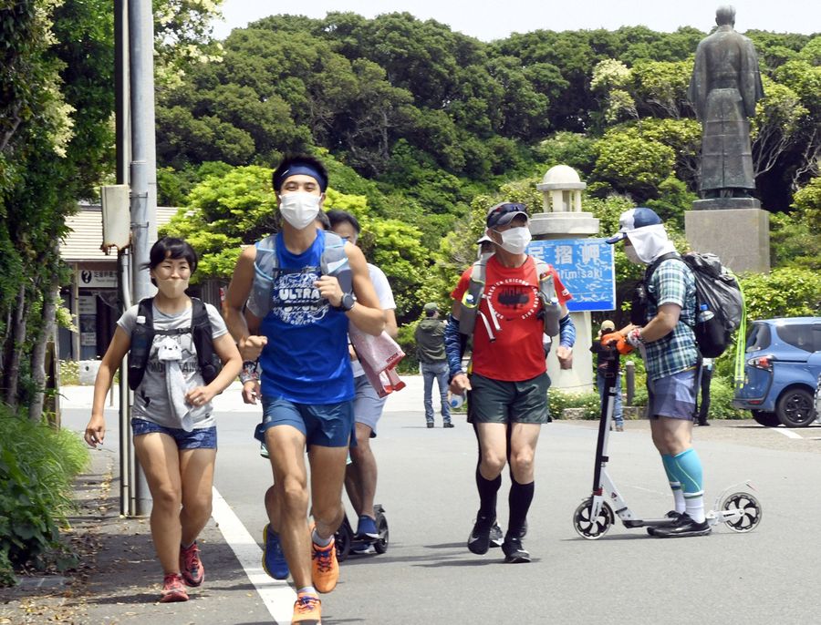 約170キロの旅に出たランナー。観光名所や景色を堪能しながらゴールを目指す(土佐清水市足摺岬)