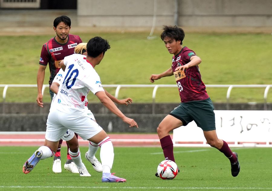 15日のJFL奈良クラブ戦では後半、WB山田=右=が高い位置を取って攻撃を活性化させた。天皇杯では前半から前への意識を強めたい(春野陸上競技場)