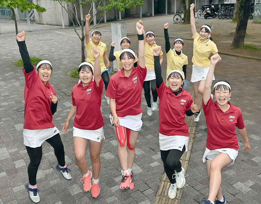 県体開幕。テニス女子団体は高知が2年連続で優勝。地元開催のインターハイ出場権を獲得し、歓喜に沸く(高知市総合運動場=森本敦士撮影)