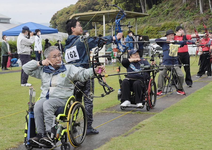 県高校体育大会と並行して行われた県障害者スポーツ大会のアーチェリー競技（高知市の春野総合運動公園）