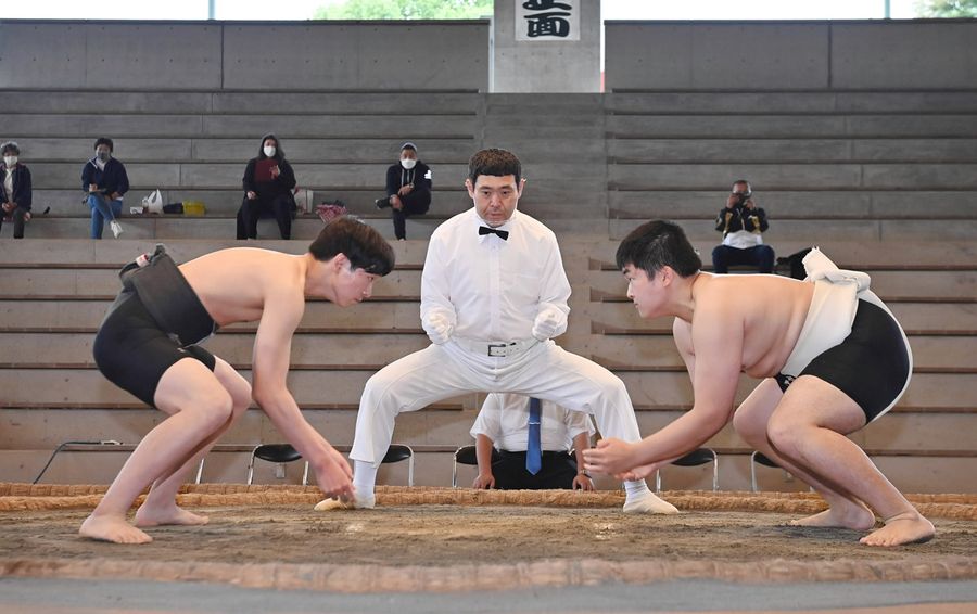 マネジャー対決となった高知農業高の岡林翔太さん＝左＝と高知工業高の徳永琉馬さんの一番（写真はいずれも高知市の春野相撲場、佐藤邦昭撮影）