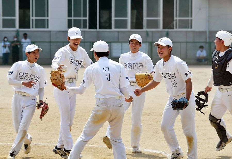 県体ソフトボール男子の準決勝に勝ち、本県開催の全国高校総体出場を決めて喜ぶ須崎総合高の選手(高知市の春野運動公園=森本敦士撮影)