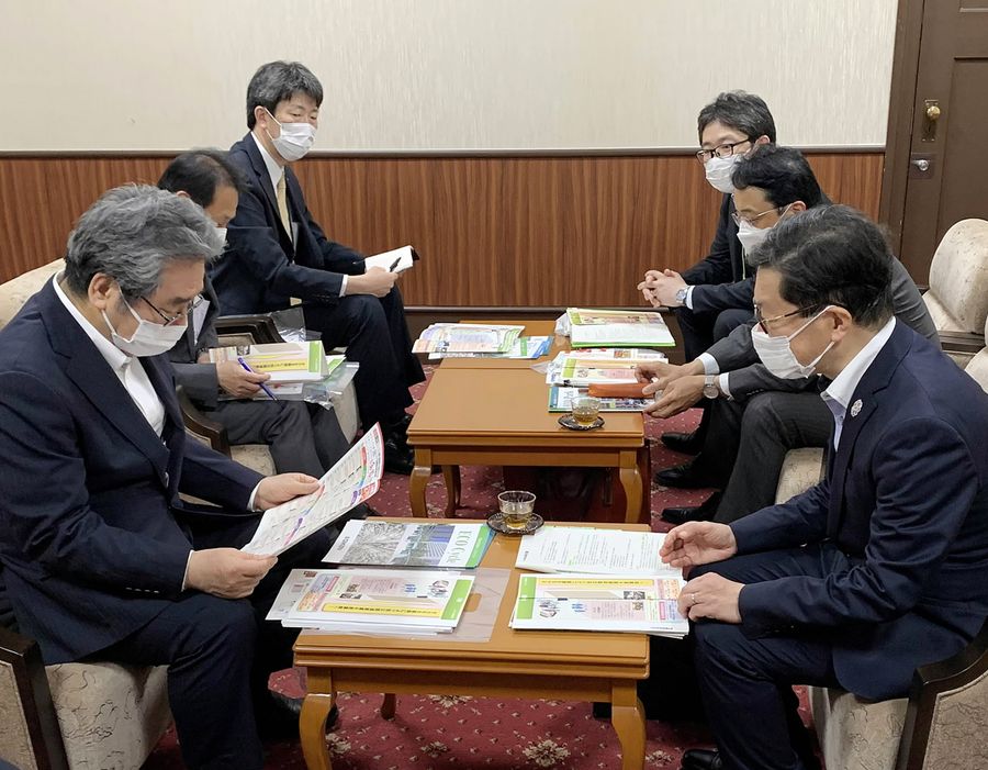 大阪府の田中清剛副知事に=左手前=に本県の防災関連製品を売り込む浜田省司知事(大阪市の府庁・県大阪事務所提供)