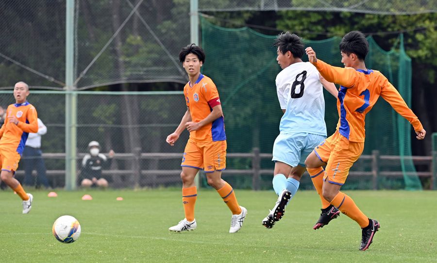 【男子決勝　高知―中央】前半３２分、高知・西本のクロスを尼崎（８）＝右から２人目＝が右足で合わせて先制する（春野球技場＝森本敦士撮影）