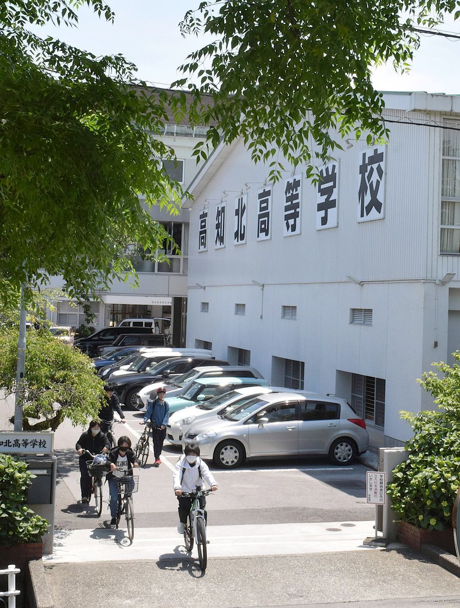 高知城の南、播磨屋橋から見ても南、鏡川の南側に位置する高知北高校(高知市東石立町)