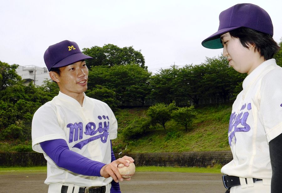 女子部員に指導する藤崎匠生さん(川崎市の明治大学グラウンド)