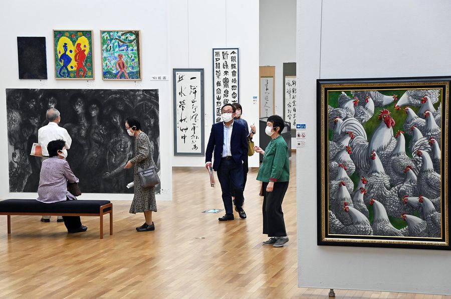 自由な発想で制作された504点が並ぶ「第74回高知市展」(高知市の県立美術館=森本敦士撮影)
