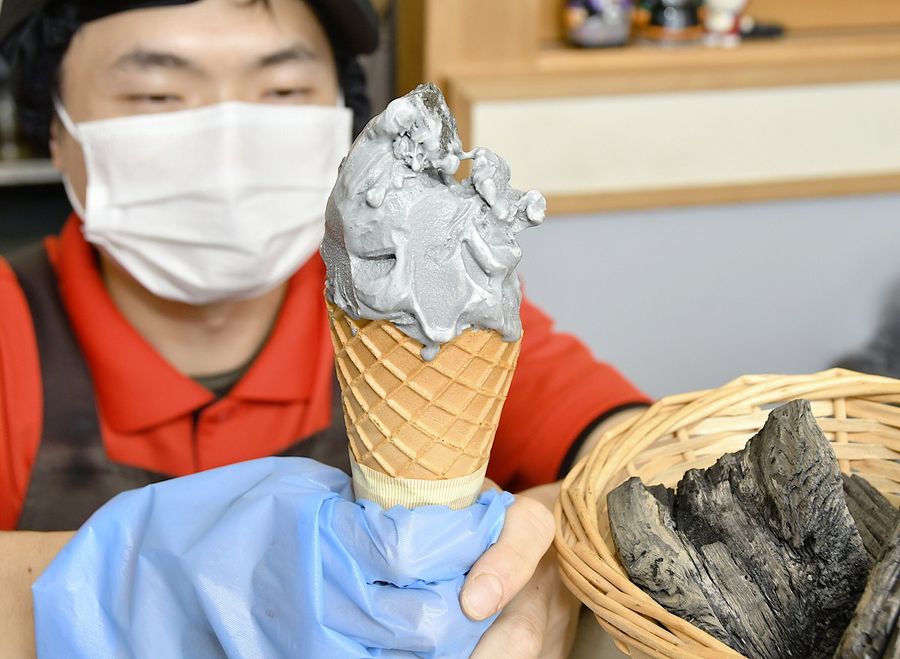 炭パウダーで濃い灰色に染まったジェラート「炭ッキー」(室戸市の道の駅「キラメッセ室戸」)