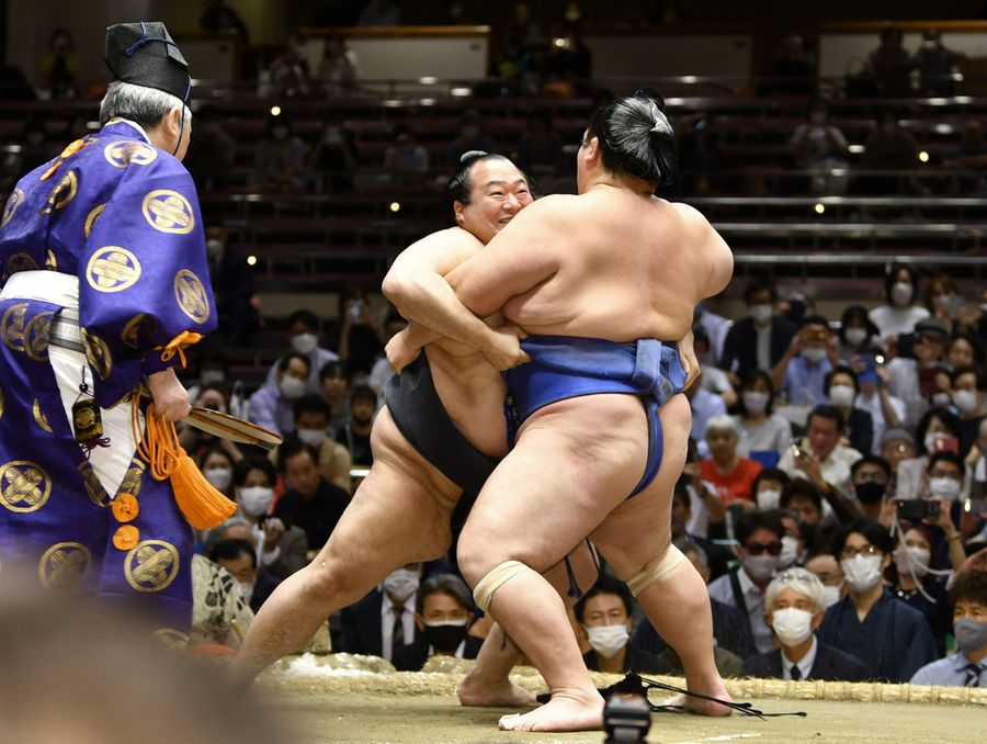 元琴奨菊の秀ノ山親方=右=との「最後の一番」を取った井筒親方