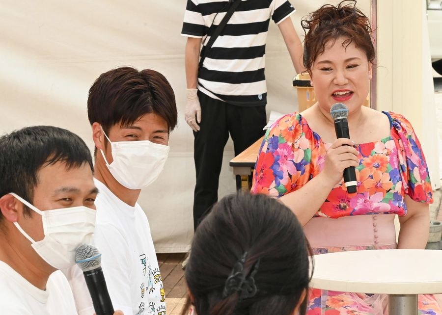 県内の生産者と畜産の未来について語り合うバービーさん（高知市の中央公園）