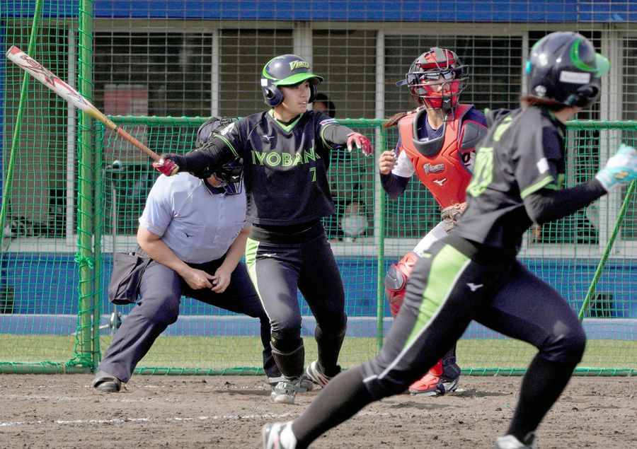 【伊予銀行―大垣ミナモ】6回裏伊予銀行1死一塁、松瀬(7)が左越えに二塁打を放ち、一走甲斐=手前=を迎え入れて3―1とする。捕手長井(春野球場=反田浩昭撮影)