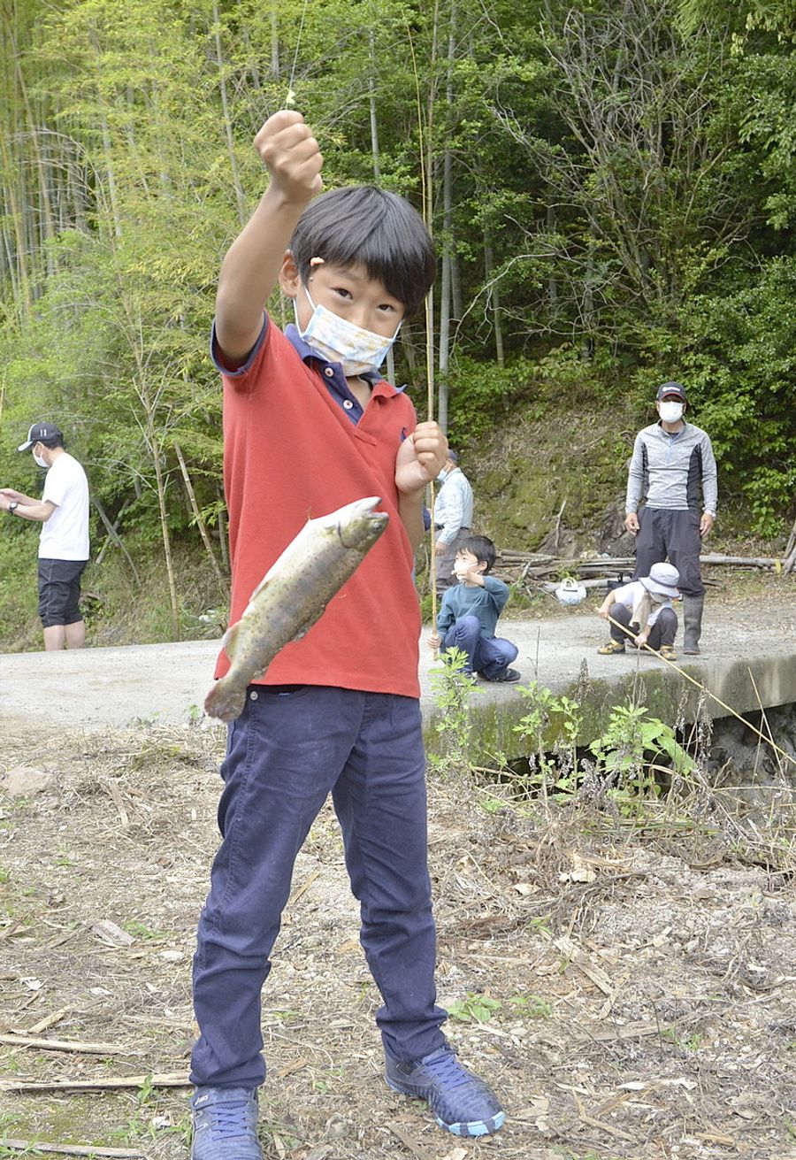 奈路小児童がアメゴ釣り 保護者や住民と自然満喫 高知県南国市 高知新聞