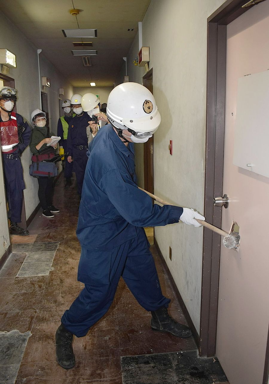 旧高知署で救出訓練 県警と市消防局が実際に壁など破壊 高知新聞