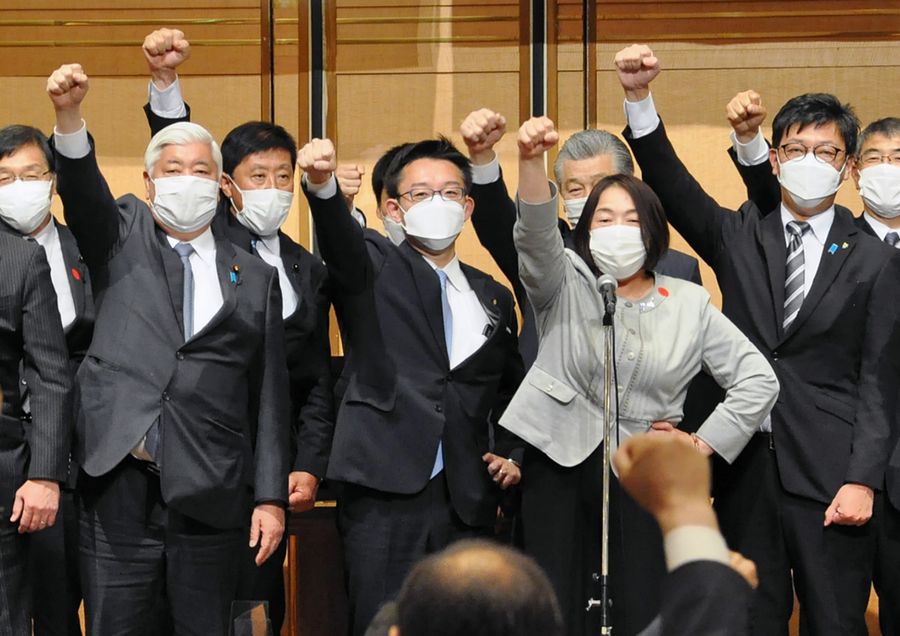 自民党高知県連の大会で拳を突き上げる中西祐介氏=前列左から2人目、梶原大介氏=前列右端=ら(4月17日、高知市内)