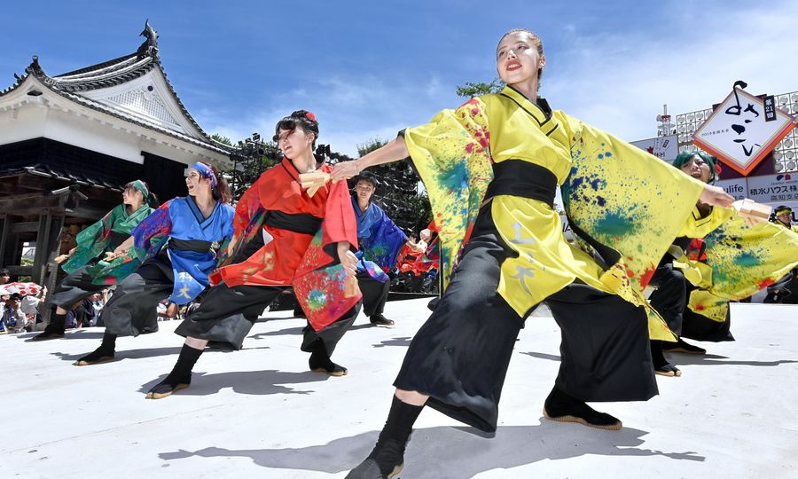 高知城の追手門近くで披露される迫力の演舞(2019年、高知城会場)
