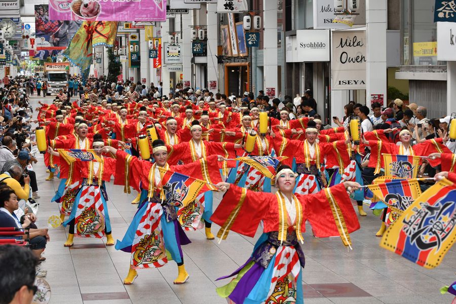 帯屋町会場は、観客と踊り子の近さが魅力です（２０１９年）