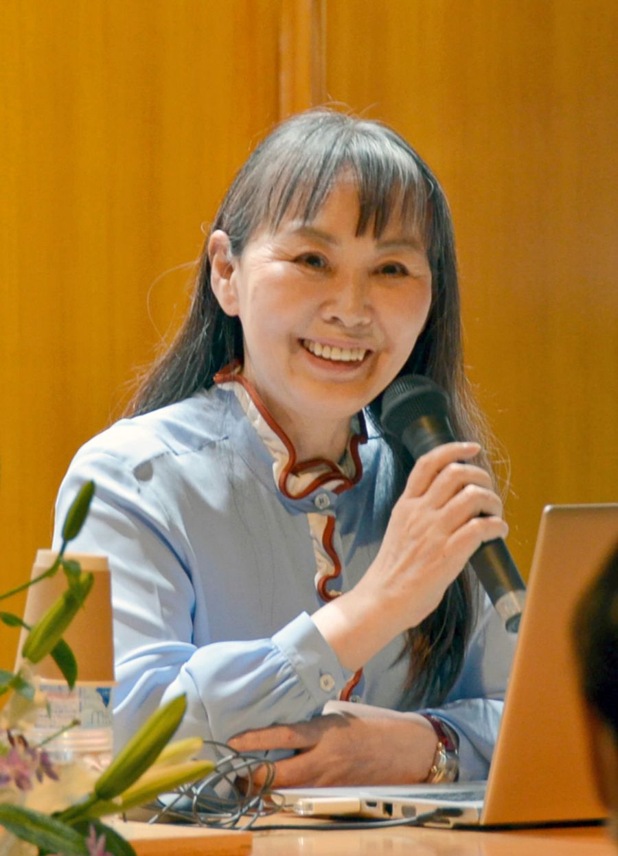 「ボタニカ」執筆について、「おこがましいですけれど(牧野富太郎博士の)人生を一緒に生きてみたかった」と話す朝井まかてさん(高知市五台山の県立牧野植物園)