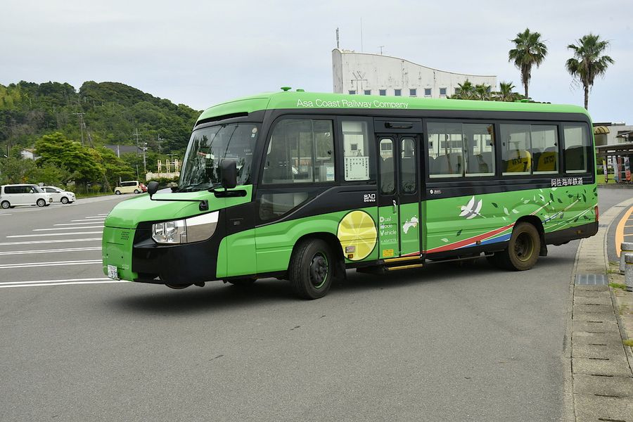 海の駅東洋町を出発するDMV。平日のこの便は乗降客もなく、静かに走り去った(東洋町白浜)