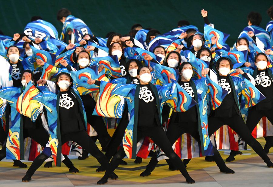 YOSAKOIソーラン祭りのステージに立つ北海道大学“縁”。初参加の踊り子たちがエネルギッシュに舞った(写真はいずれも札幌市内)