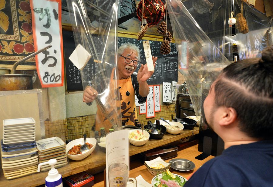 笑顔がすてきな名物マスター、長崎俊太さん。知的で“痴的”なジョークも魅力（写真はいずれも高知市本町１丁目）