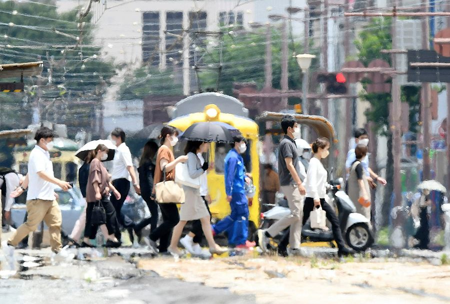 早く短い梅雨が明け、夏の日差しが照りつけた(28日正午ごろ、県庁前電停付近=佐藤邦昭撮影)