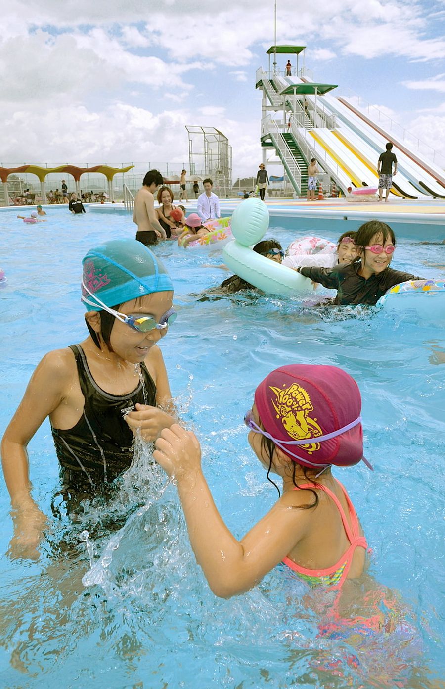 コロナ禍前の夏。水を掛け合って元気にはしゃぐ子どもたち（２０１９年７月、高知市のサンピアセリーズ）