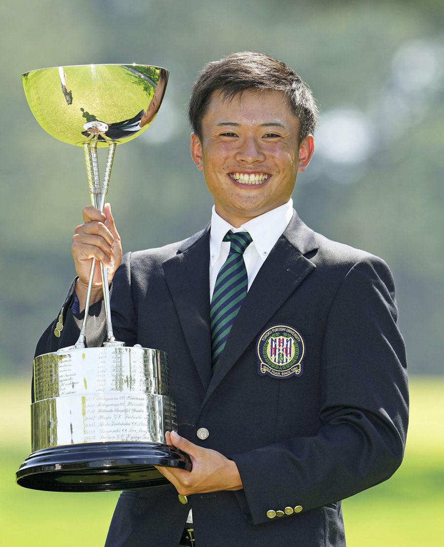 通算15アンダーで優勝し、カップを手に笑顔の岡田晃平=広島CC八本松
